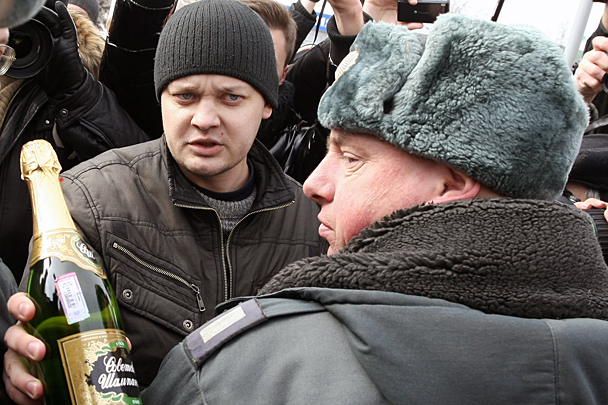 В четверг в Казани прошел митинг возле здания МВД по Татарстану. Он длился более двух часов и собрал более 150 жителей. Одним из главных визуальных символов акции стала бутылка из-под шампанского – именно такой казанские полицейские изнасиловали задержанного