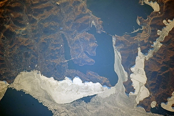 На сайте Роскосмоса опубликована фотография, показывающая, как выглядят из космоса почти достроенные мосты через пролив Восточный Босфор – между Владивостоком и островом Русский (справа) – и через бухту Золотой рог (слева)