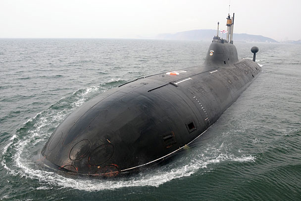 ВМС Индии обнародовали фотографии прибытия российской подводной лодки «Нерпа» («Чакра»). Церемония ввода АПЛ, арендованной Индией на 10 лет, в строй прошла на военно-морской базе Рамбилли