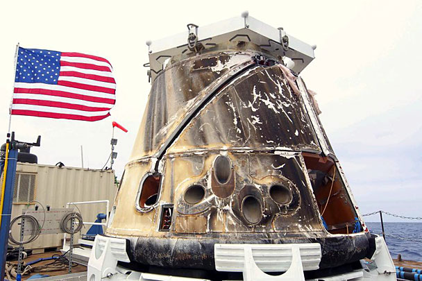 Первый частный космический корабль Dragon завершил полет к МКС и успешно вернулся на Землю. Приводнение произошло 31 мая в акватории Тихого океана
