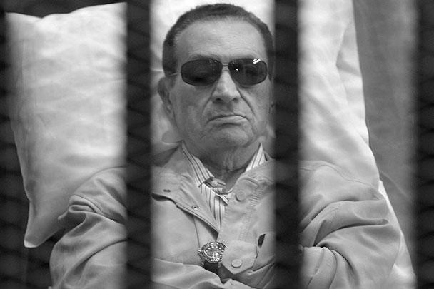 Бывший президент Египта Хосни Мубарак в субботу был приговорен каирским Уголовным судом к пожизненному заключению. Его, как и экс-главу МВД страны Хабиба аль-Адли, получившего такой же срок, признали виновным в убийстве демонстрантов в начале 2011 года. Отбывать пожизненный срок 84-летний Мубарак уже начал в тюремной больнице. По прибытии в медучреждение у экс-президента случился сердечный приступ