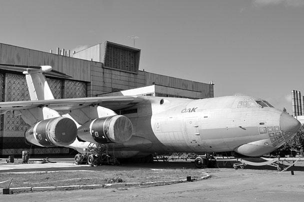 Первый модернизированный тяжелый транспортный самолет Ил-76-МД-90А передан на летно-испытательную станцию. Внешне Ил похож на своего предшественника, но по начинке это совершенно новый самолет. На борту установлен современный пилотажный навигационный комплекс, кроме того, увеличены грузоподъемность и взлетный вес