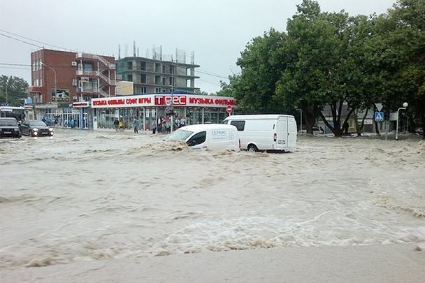Краснодарский край в субботу оказался во власти сильного наводнения. Затоплены дома, в которых проживали 13 тысяч человек