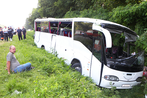 На Украине автобус с российскими паломниками попал в ДТП. Водитель транспортного средства выехал на встречную полосу – по предварительным данным, он не справился с управлением