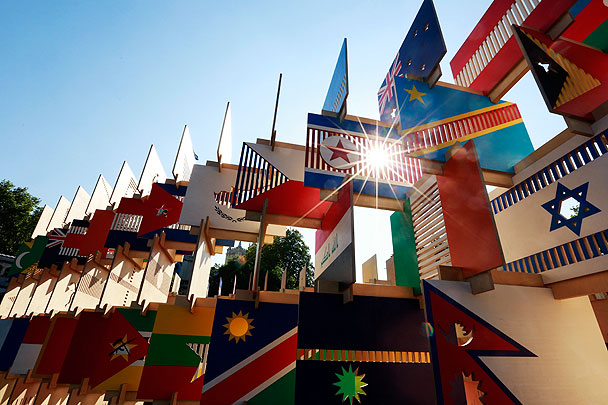 В центре Лондона организована выставка, где представлены государственные флаги стран-участниц XXX летних Олимпийских игр. Однако вместо узоров полотно флагов прорезано: таков дизайнерский замысел авторов выставки