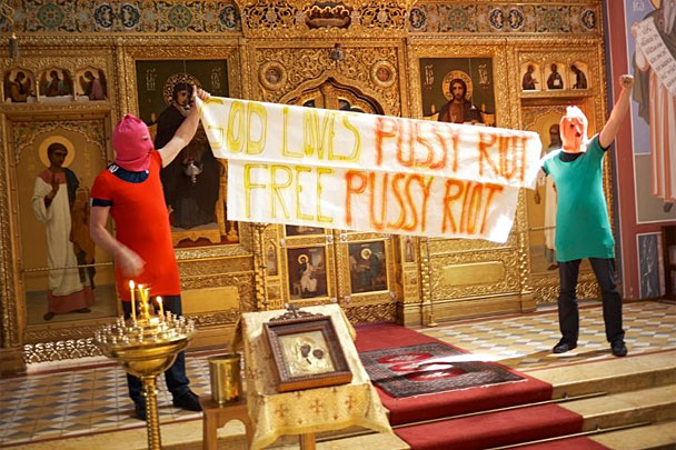 Акцию в поддержку Pussy Riot провели в православном кафедральном соборе Святителя Николая в Вене. Два человека – судя по фигурам, мужчины – одетые в платья и балаклавы, развернули на амвоне плакат с надписью «Бог любит Pussy Riot. Свободу Pussy Riot». Местные власти пока никак не прокомментировали произошедшее