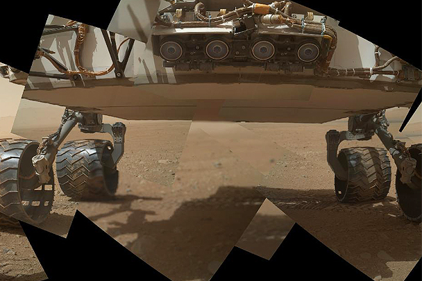 Марсоход NASA Curiosity, пофографировав окрестности, запечатлел и самого себя на Красной планете с помощью автоматизированной руки и фотокамеры