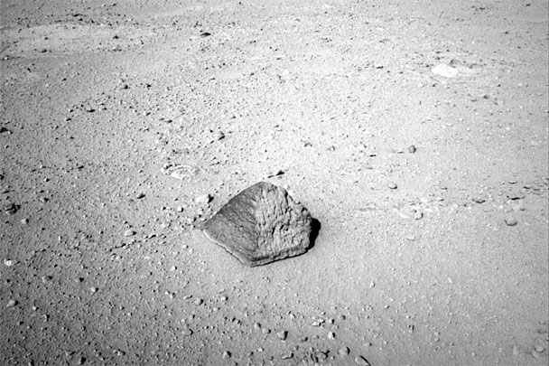Марсоход Curiosity впервые обнаружил на марсианской поверхности камень, да еще необычной пирамидальной формы. Ученые из НАСА даже присвоили ему имя – Джейк, в честь инженера Джейкоба Матичевича, руководившего программой Curiosity. Он умер 20 августа в возрасте 64 лет. Астрономы хотят поближе рассмотреть загадочную пирамиду – для этого марсоход впервые использует специальный манипулятор с датчиками