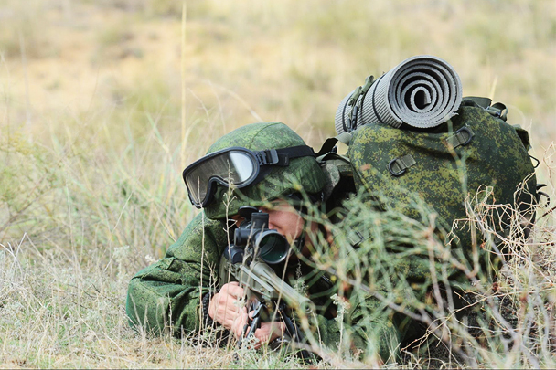 Министерство обороны обнародовало съемку начавшихся испытаний российской экипировки «солдата будущего». В состав комплекта входят около 40 модернизированных или созданных заново элементов. Испытания отслеживает специальная комиссия