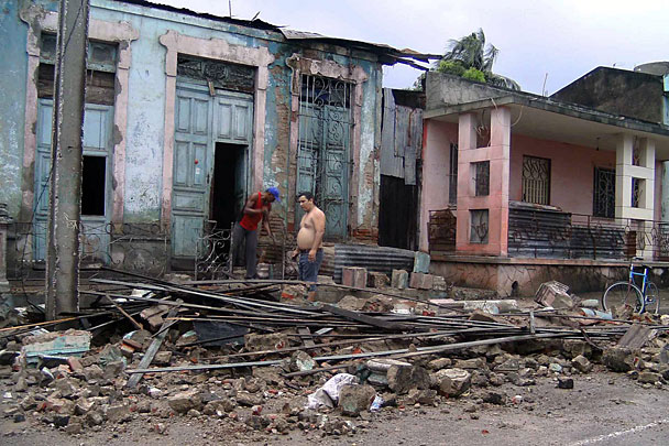 Бушующий в Атлантике ураган «Сэнди» унес на Кубе жизни 21 человека. Стихией причинен огромный материальный ущерб. По данным службы гражданской обороны острова, разрушены и повреждены жилые дома