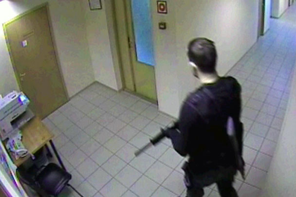 Момент, предшествовавший расстрелу, который устроил Дмитрий Виноградов, запечатлели камеры наблюдения, установленные в офисе компании