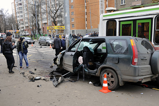 Крупное ДТП случилось в Москве. Женщина-водитель, не справившись с управлением, сначала выехала на тротуар, а затем совершила наезд на пешеходов, находившихся на автобусной остановке. Чтобы вызволить ее из заблокированной машины, автомобиль пришлось резать специальным инструментом