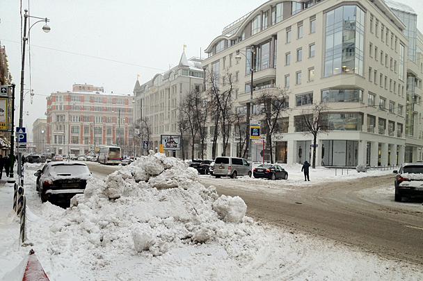 Начавшийся в Москве сильный снегопад осложнил жизнь всего города: пешеходам приходится пробираться сквозь сугробы к метро, автомобилистам – сначала очищать свои машины от снега, а затем стоять в многокилометровых пробках, а коммунальщикам – бороться с последствиями стихии