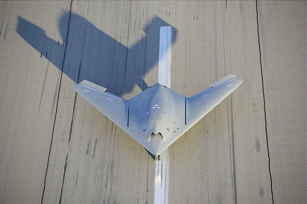 Военная промышленность Евросоюза впервые испытала прототип ударного беспилотника собственного производства. «Он открывает следующее поколение боевых летательных аппаратов с целью сохранить самостоятельность Европы в этой сфере», – отмечают в минобороны Франции
