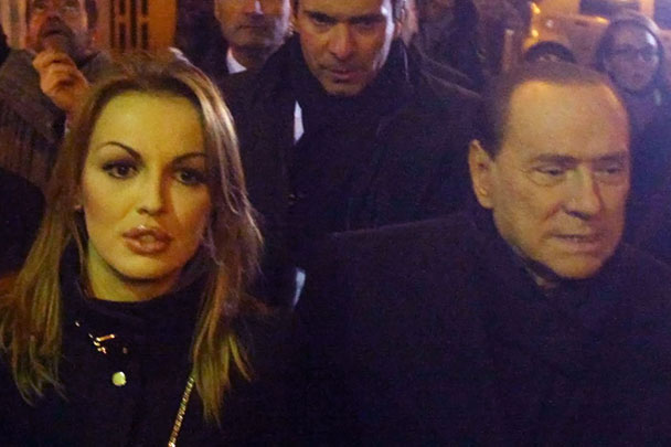 Сильвио Берлускони завел новую подругу. Ею стала 27-летняя Франческа Паскале, которая сделала имя в качестве певицы в телешоу. В 17 лет Паскале выиграла конкурс красоты и представляла после этого Неаполь в аналогичных конкурсах по всему миру