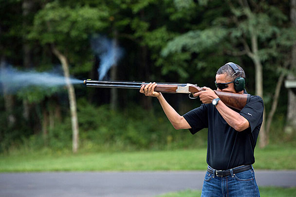 Белый дом опубликовал в официальном Twitter фотографию президента США Барака Обамы с ружьем в руках. Снимок был выложен специально для критиков, которые не верили, что глава государства постоянно тренируется стрелять. Подпись к снимку гласит: «Президент США стреляет по глиняным тарелкам на полигоне в Кэмп-Дэвиде, 4 августа 2012 года»
