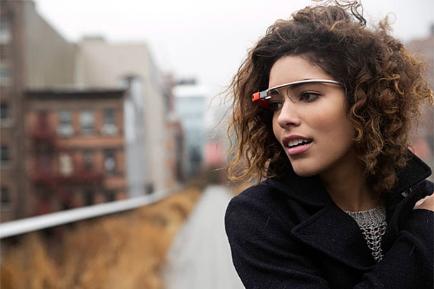 Компания Google всерьез занялась продвижением своего нового продукта – очков Google Glass. Одновременно был выпущен ролик с демонстрацией возможностей гаджета и объявлен набор желающих его протестировать