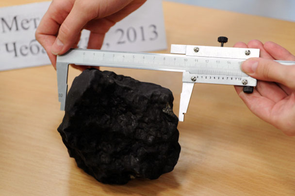 В Еткульском районе Челябинской области обнаружен самый крупный на данный момент осколок метеорита. Вес находки – 1,8 килограмма. По словам ученых, фрагмент имеет следы нескольких дроблений в атмосфере и необычную структуру