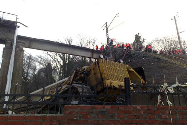 Пролет железнодорожного моста обрушился на перегоне Сочи – Лоо во время проведения ремонтных работ. В результате пострадал один рабочий, жертв нет, на движение поездов инцидент также не повлиял