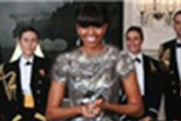 Иранское информационное агентство добавило одежды супруге президента США Мишель Обаме. Оригинальный наряд первой леди США был сочтен неприемлемым для иранских зрителей. На этом фото – переделанное агентством Fars изображение...