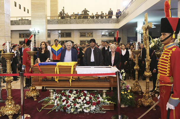 В столице Венесуэлы началась церемония прощания с Уго Чавесом. В почетный караул рядом с гробом главы государства, который два дня будет выставлен в Военной академии Каракаса, встали президенты Аргентины, Боливии и Уругвая
