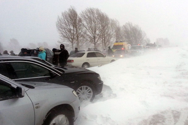 Тяжелейшие пробки все выходные наблюдались на всех трассах Новосибирской области. Причиной их стала сильнейшая пурга, приведшая в том числе к человеческим жертвам
