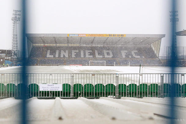 Непогода в Белфасте и неудовлетворительное состояние поля на стадионе «Уиндзор Парк» не позволили провести матч между сборными Северной Ирландии и России в пятницу вечером. В день матча на Белфаст обрушился настоящий шторм
