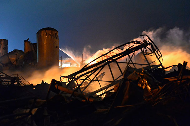 В городе Вест, штат Техас, произошел пожар на заводе удобрений, за которым последовал мощный взрыв. В результате погибли порядка 70 человек, около 200 получили ранения. Огонь уничтожил до 100 жилых зданий