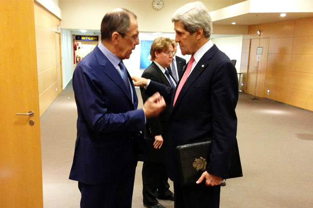 Главы внешнеполитических ведомств России и США Сергей Лавров и Джон Керри провели первую встречу. Сразу после нее дипломатов сфотографировали продолжающими оживленную беседу в коридоре Госдепа