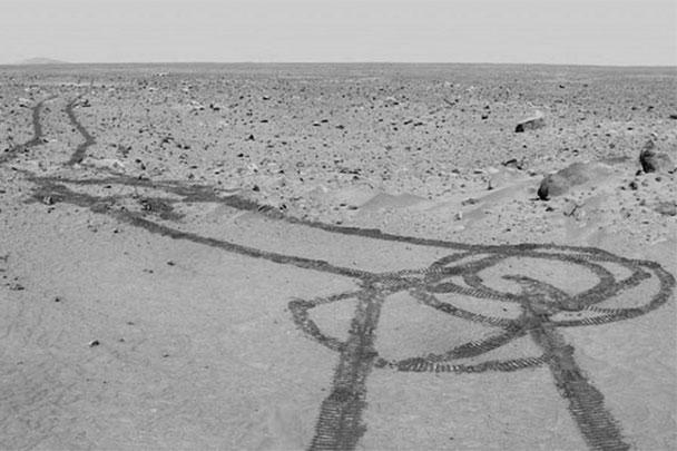 Один из космических аппаратов, работающих на Красной планете, нарисовал на поверхности Марса пенис. Очертания фаллоса марсоход оставил на грунте своими колесами. Движение всех марсоходов контролируется с Земли, траекторию их перемещений закладывают специалисты. Возможно, пенис на поверхности Марса был шуткой инженеров, следящих за работой машин. Предположительно, «автором» рисунка является марсоход Opportunity, который работает на планете. Специалисты утверждают, что марсоход Curiosity, скорее всего, не может быть замешан в появлении рисунка