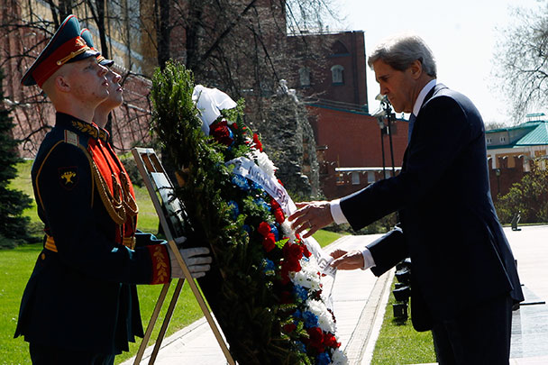 Госсекретарь США Джон Керри во время своего визита в Москву возложил цветы к могиле Неизвестного солдата у кремлевской стены. Внешне чисто протокольное событие является знаковым – до этого момента руководители Госдепа никогда в таких церемониях не участвовали