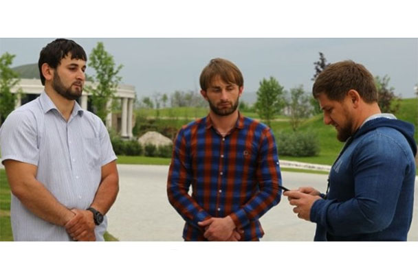 Загадочную фотографию опубликовал глава Чечни Рамзан Кадыров: на ней рядом с Кадыровым (в центре) стоит Бекхан Ибрагимов, который должен в настоящее время отбывать тюремное заключение за убийство футбольного фаната Юрия Волкова. Выходит, на самом деле он почему-то на свободе