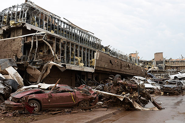 Сильный торнадо разрушил пригород Оклахома-Сити. Жертвами стихийного бедствия стали более 90 человек, в том числе 40 детей. Полутора сотням человек потребовалась госпитализация. Штат ждет нового торнадо