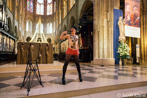 Активистка группы FEMEN, по сути, повторила действия другой не менее скандальной группы, только за пределами России. Полуобнаженная девушка провела акцию перед алтарем самого знаменитого храма Франции – собора Парижской Богоматери