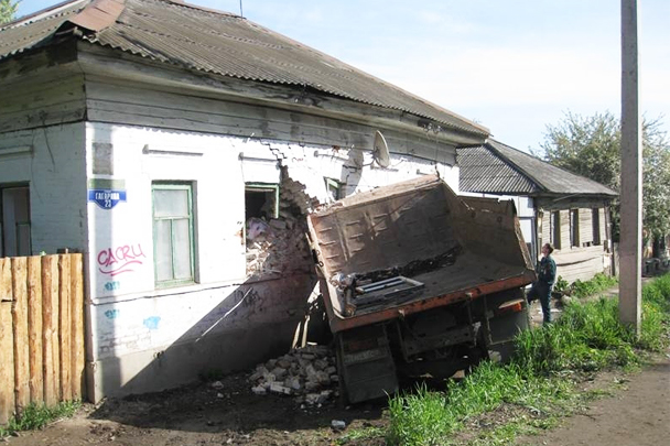Трагическое ДТП случилось в Пермском крае – сошедший с трассы КамАЗ врезался в стену жилого дома. В результате жительница этого дома погибла, несколько человек пострадали