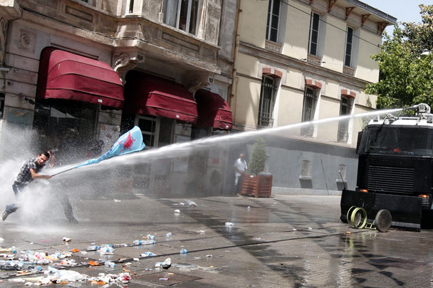 Массовые манифестации против вырубки деревьев в парке Гези в центре Стамбула обернулись столкновениями с полицией. В ходе беспорядков пострадали более десяти человек, полиция применила против протестующих слезоточивый газ