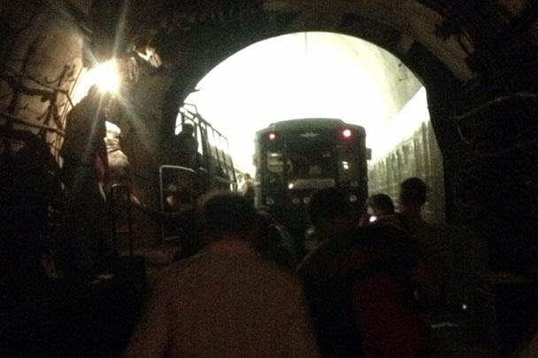 Возгорание произошло в московском метро: загорелся силовой кабель на перегоне между станциями «Охотный ряд» и «Библиотека имени Ленина». В тоннеле встал поезд, оттуда и с платформ эвакуировали людей – около 4,5 тыс. человек