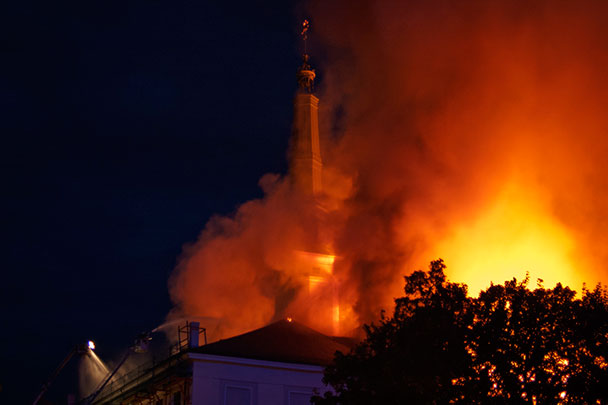 В резиденции президента Латвии – Рижском замке – произошел мощный пожар: огнем уничтожено более 3,2 тыс. кв. метров площади, обрушилась крыша. Ущерб причинен и экспонатам нескольких расположенных внутри музеев