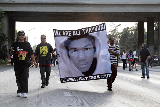 Оправдательный приговор, вынесенный в США убийце 17-летнего чернокожего подростка Трейвона Мартина, спровоцировал волну стихийных акций протеста в крупных американских городах. Возмущенные афроамериканцы обвиняют власти в расизме и требуют справедливости