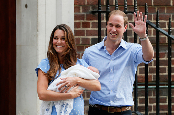У герцога и герцогини Кембриджских Уильяма и Кейт родился сын, который стал третьим в очереди на британский престол после своего деда принца Чарльза и отца принца Уильяма