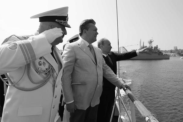 В Севастополе лидеры России и Украины Владимир Путин и Виктор Янукович в воскресенье вместе присутствовали на главном военно-морском параде, поздравляли с праздником моряков обеих стран, а также принимали участие в освящении самого большого колокола Украины