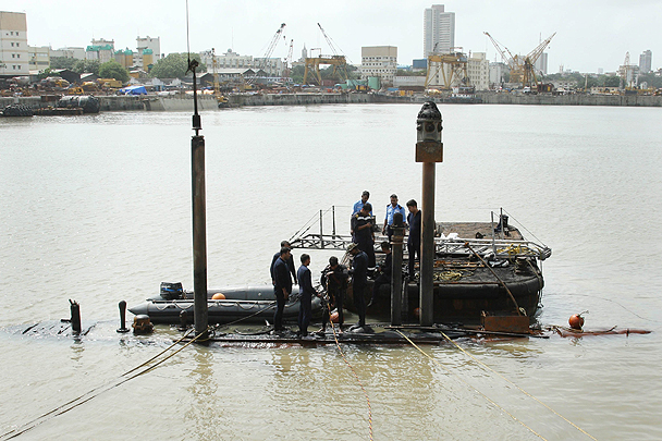 Индийские СМИ обнародовали первые фото затонувшей в военном порту Мумбаи подлодки российского производства «Синдуракшак». Она ушла под воду после двух взрывов и последовавшего пожара, все члены экипажа погибли