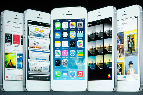 Корпорация Apple представила два новых телефона: iPhone 5S (на фото) и iPhone 5С. Последний – тот самый бюджетный вариант, о котором ходило так много слухов и который, как выяснилось, по сути, копирует iPhone 5