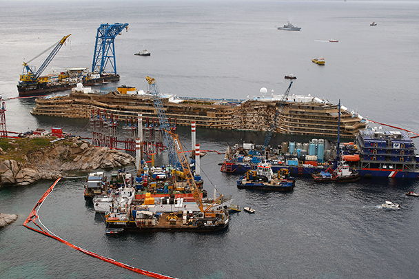 Лайнер Costa Concordia наконец вернулся в вертикальное положение после более чем полутора лет лежания боком на рифе. На всю операцию ушло около 12 часов, а на изготовление специального оборудования было затрачено 30 тысяч тонн стали и 18 тысяч тонн бетона