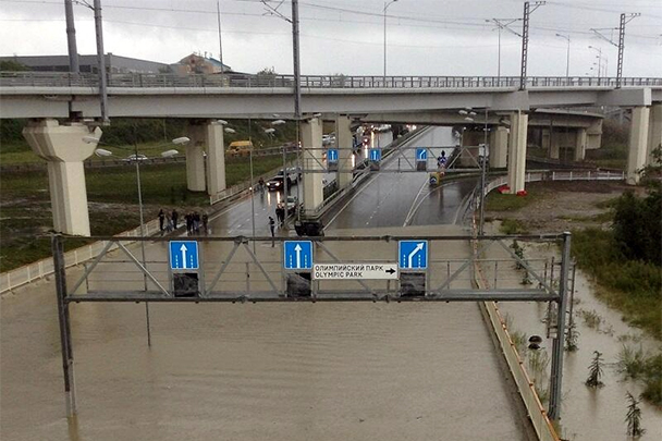 Еще один российский город оказался на грани затопления и даже частично затоплен – и это столица зимней Олимпиады Сочи. Обильные дожди вызвали массовые подтопления, особенно автомобильных магистралей
