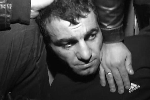 Вот он – момент задержания Орхана Зейналова, подозреваемого в убийстве жителя Бирюлево Егора Щербакова. Полиция нашла Зейналова в подмосковной Коломне. Подозреваемый, как заявлено, оказывал при задержании сопротивление