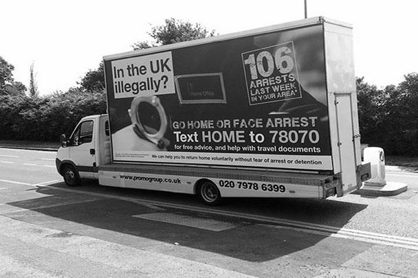 Министр Великобритании по делам миграции Марк Харпер анонсировал появление в большинстве городов страны фургонов с рекламными щитами, призывающими мигрантов вернуться на родину или быть готовыми к аресту