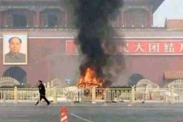 На главной площади Пекина Тяньаньмэнь джип съехал с дороги, пересек заграждения, врезался в людей и загорелся. Жертвами ДТП стали водитель и два пассажира, пострадали туристы и сотрудники полиции. Движение по площади перекрыто