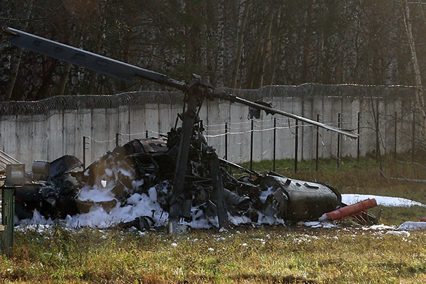 Боевой вертолет Ка-52 рухнул на окраине Москвы. Машина пока еще не была принята на вооружение Минобороны: по предварительным данным, вертолет был экспериментальной моделью, испытывавшейся для применения на российском «Мистрале»