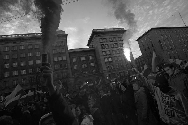 Беспорядками и нападением на здание российского посольства в Варшаве закончился марш националистов, проводившийся в честь Дня независимости Польши. Неизвестные стали закидывать территорию дипмиссии файерами и мусором и сожгли будку охраны 